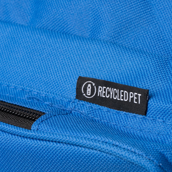 Detalle de la mochila de rpet con doble bolsillo frontal hostik en color royal