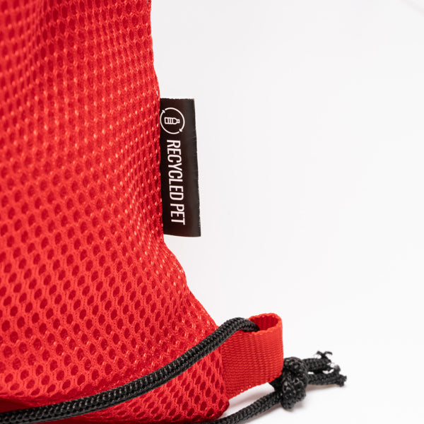 Detalle de la mochila de cuerdas con bolsillo acolchado milak en color rojo