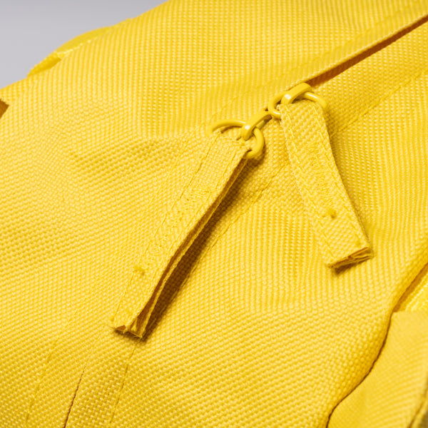 Detalle de la mochila infantil de rpet con animales bingo en color amarillo