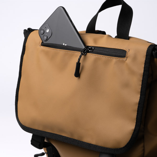 Detalle de la mochila de pu leather con solapa de 20 litros trois en color marron