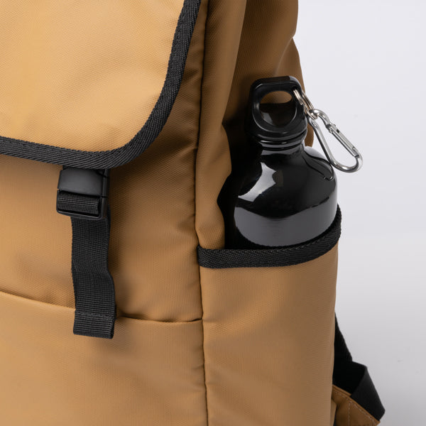 Detalle de la mochila de pu leather con solapa de 20 litros trois en color marron