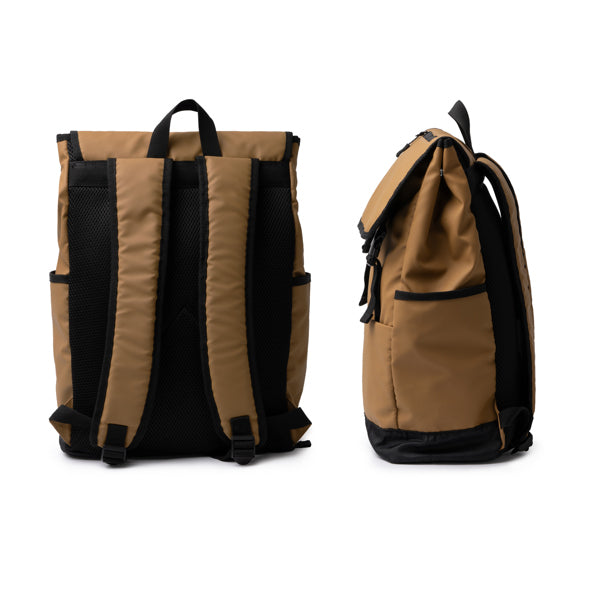 Detalle de la mochila de pu leather con solapa de 20 litros trois en color marron