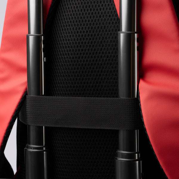 Detalle de la mochila de pu leather con bolsillos frontales liam en color rojo