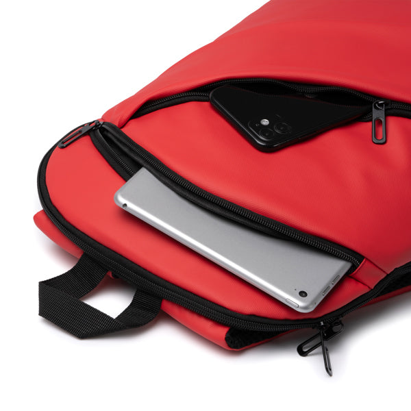 Detalle de la mochila de pu leather con bolsillos frontales liam en color rojo