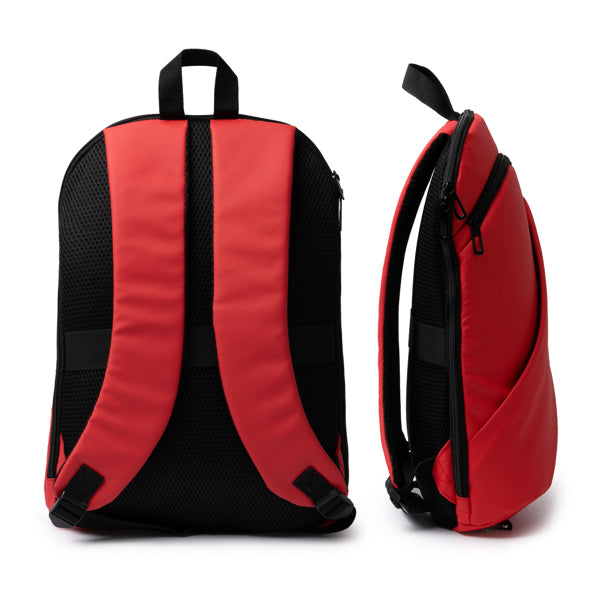 Detalle de la mochila de pu leather con bolsillos frontales liam en color rojo
