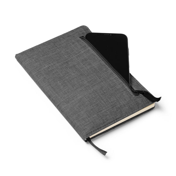 Detalle del bolsillo de cremallera de la libreta RPET gris personalizada
