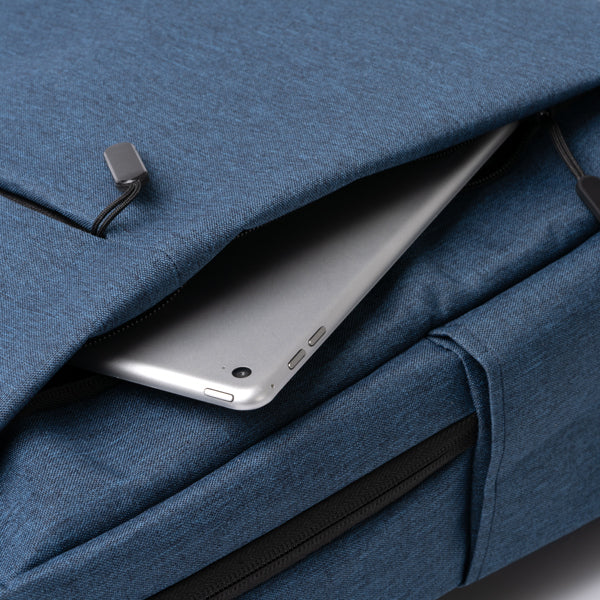 Detalle de la mochila de rpet jaspeado para portatil bruson en color denim vigore