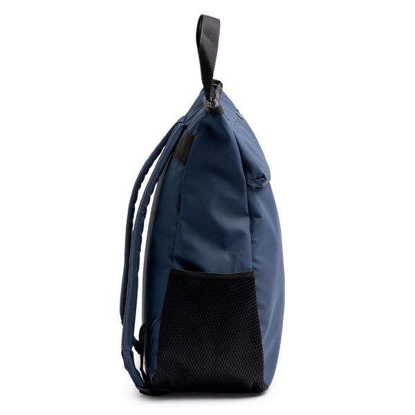 Detalle de la mochila de pu leather con doble bolsillo seidel en color marino