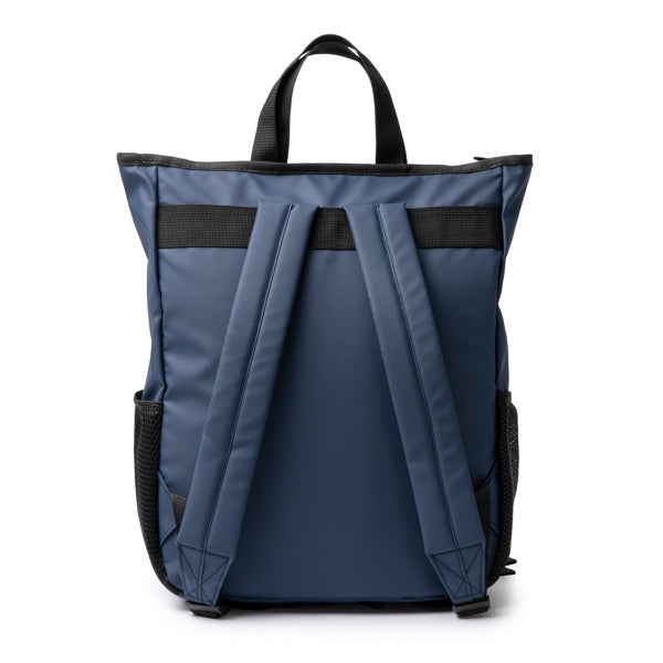 Detalle de la mochila de pu leather con doble bolsillo seidel en color marino