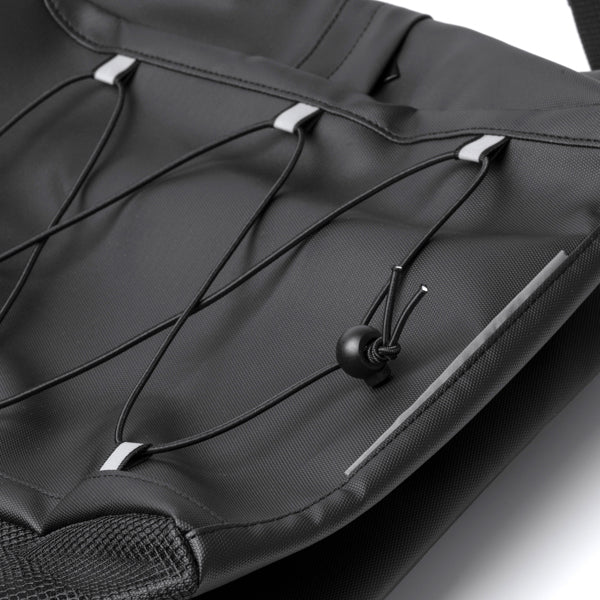 Detalle de la mochila de pu leather con detalles reflectantes kansas en color negro