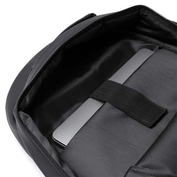 Detalle de la mochila de pu leather con detalles reflectantes kansas en color negro