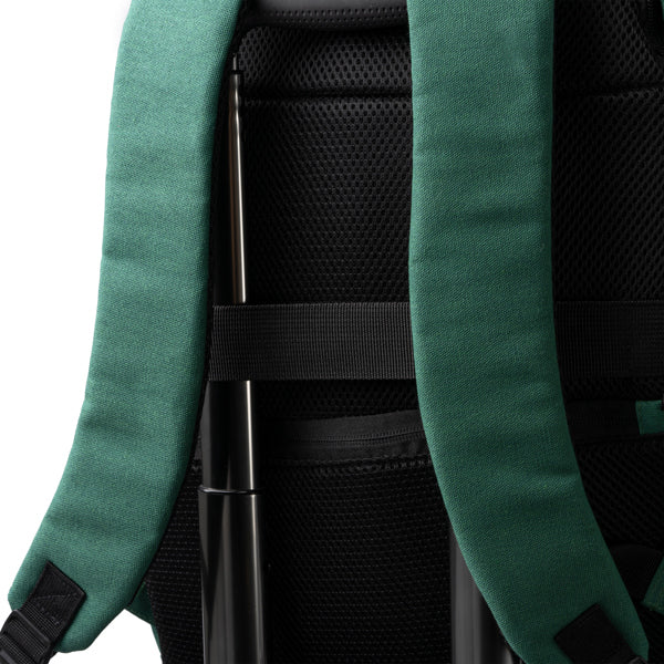 Detalle de la mochila antirrobo de algodon reciclado sumit en color verde oscuro