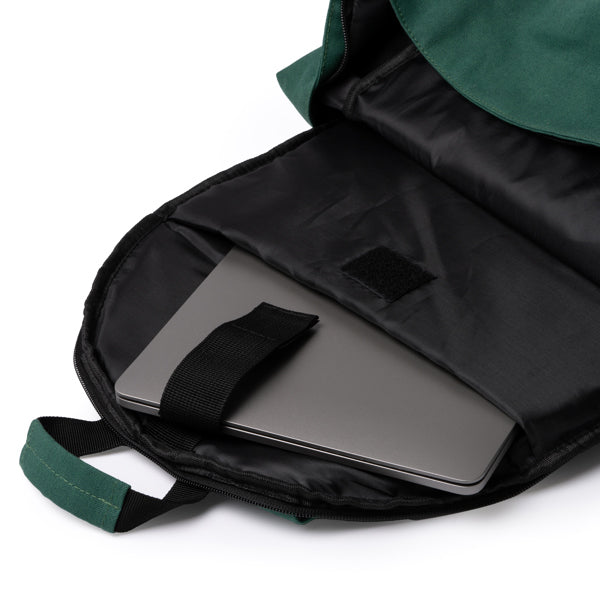 Detalle de la mochila antirrobo de algodon reciclado sumit en color verde oscuro