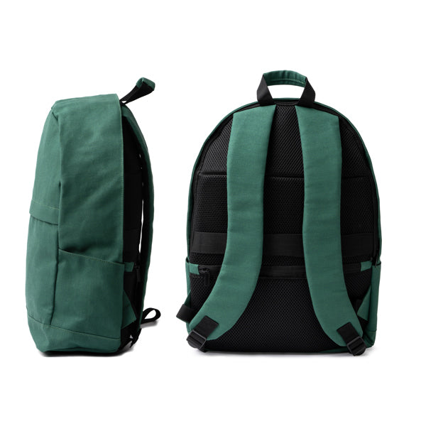 Detalle de la mochila antirrobo de algodon reciclado sumit en color verde oscuro