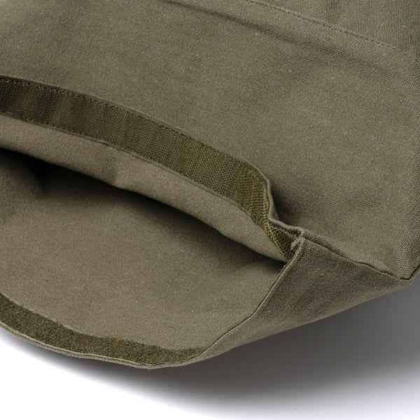 Detalle de la mochila de algodon reciclado extensible teko en color verde oscuro