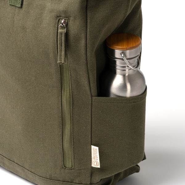 Detalle de la mochila de algodon reciclado extensible teko en color verde oscuro