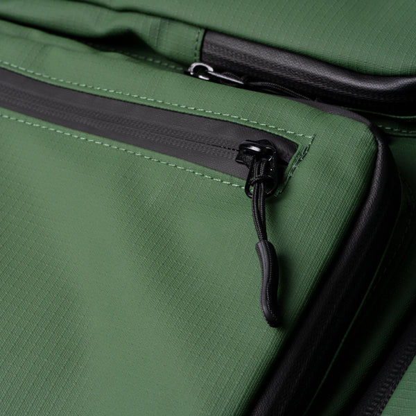 Detalle del bolso mochila con compartimento para calzado hobart en color verde oscuro