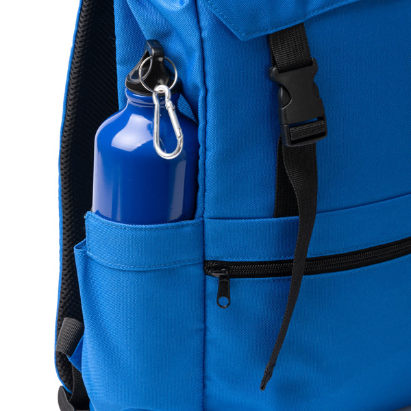 Detalle de la mochila de rpet con solapa ajustable solap en color royal