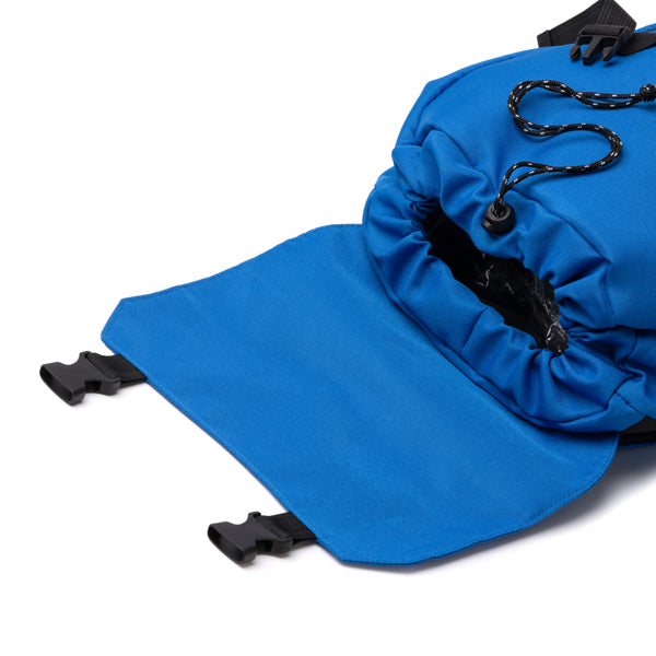 Detalle de la mochila de rpet con solapa ajustable solap en color royal