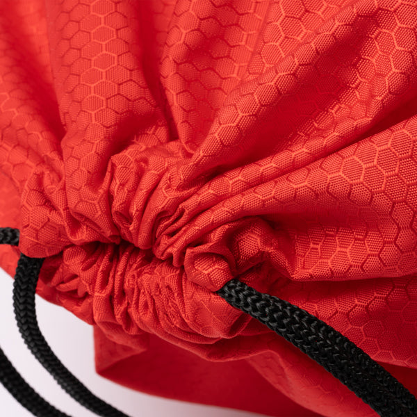 Detalle de la mochila de cuerdas ajustables de ripstop creek en color rojo