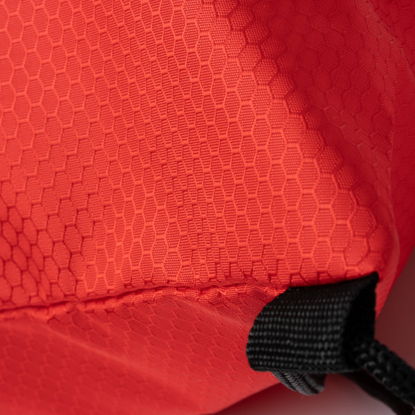 Detalle de la mochila de cuerdas ajustables de ripstop creek en color rojo