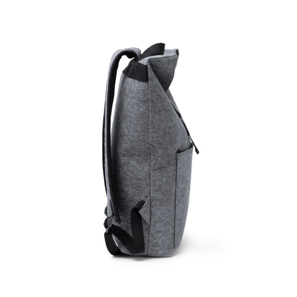 Detalle de la mochila de fieltro reciclado con solapa taipei en color gris