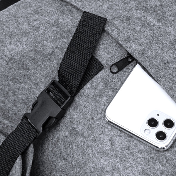 Detalle de la mochila de fieltro reciclado con solapa taipei en color gris