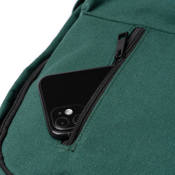 Detalle de la mochila de algodon reciclado para portatil hudson en color verde oscuro
