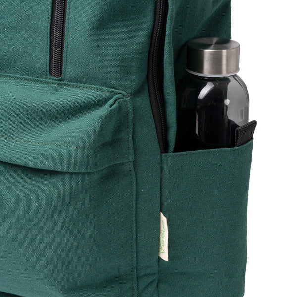 Detalle de la mochila de algodon reciclado para portatil hudson en color verde oscuro