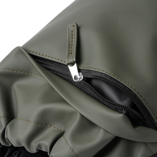 Detalle de la mochila de cuerdas de rpet con bolsillo empire en color verde oscuro