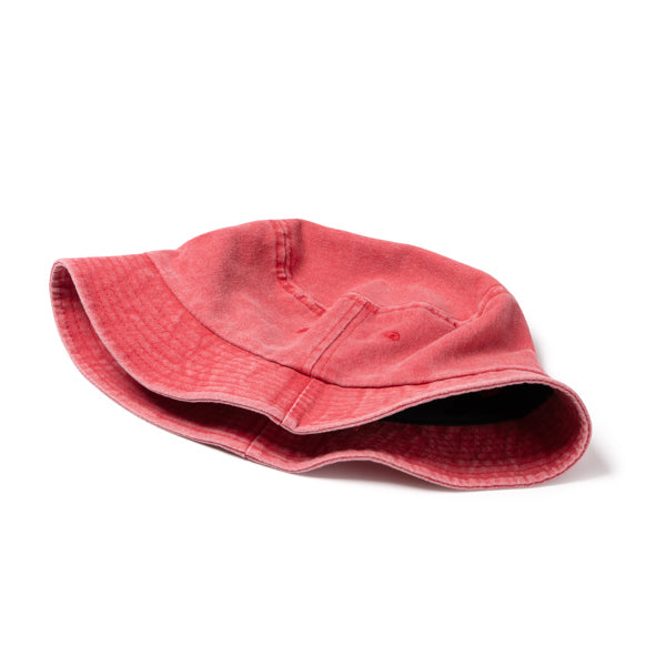 Detalle del gorro bob de algodon efecto lavado derek en color rojo oscuro