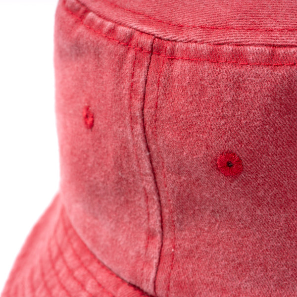 Detalle del gorro bob de algodon efecto lavado derek en color rojo oscuro
