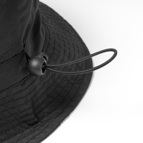 Detalle del gorro bob impermeable ajustable ayora en color negro