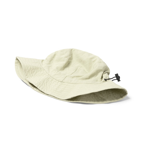 Detalle del gorro deportivo impermeable plegable lagos en color beige