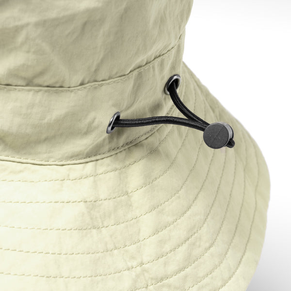 Detalle del gorro deportivo impermeable plegable lagos en color beige