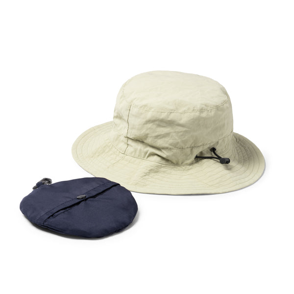 Detalle del gorro deportivo impermeable plegable lagos en color beige
