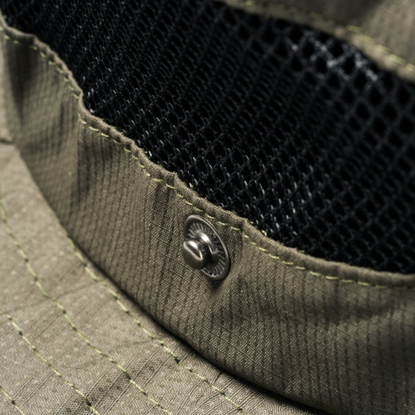 Detalle del gorro safari con ventilacion kenia en color verde oscuro