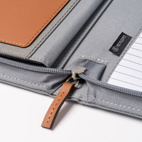 Detalle de los tarjeteros de la carpeta A4 gris personalizada