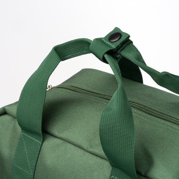 Detalle de la mochila de rpet para portatil de 16 pulgadas levix en color verde oscuro