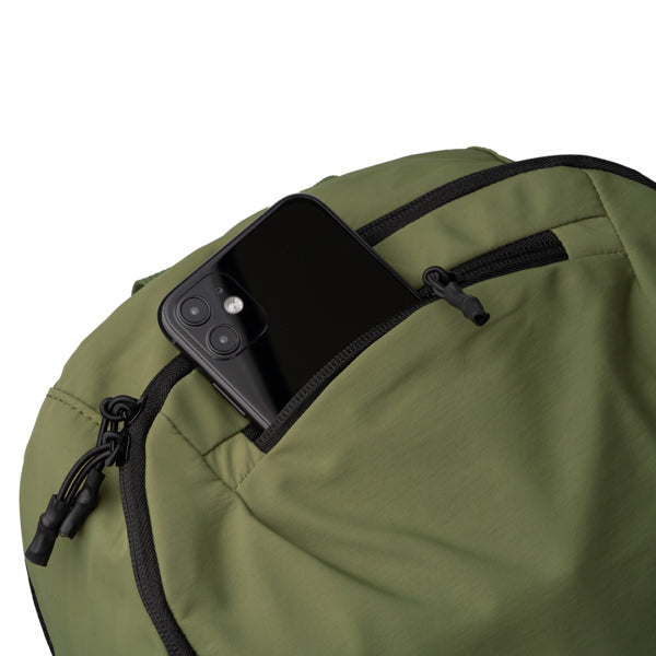 Detalle de la mochila de nylon taslon para portatil vermont en color verde oscuro