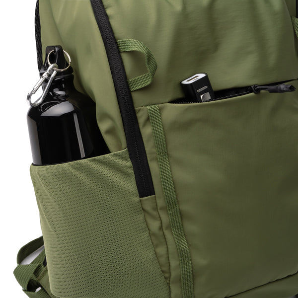 Detalle de la mochila de nylon taslon para portatil vermont en color verde oscuro