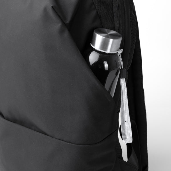 Detalle de la mochila para portatil con bolsillos invisibles dakota en color negro