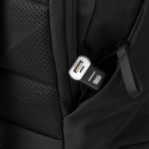 Detalle de la mochila para portatil con bolsillos invisibles dakota en color negro