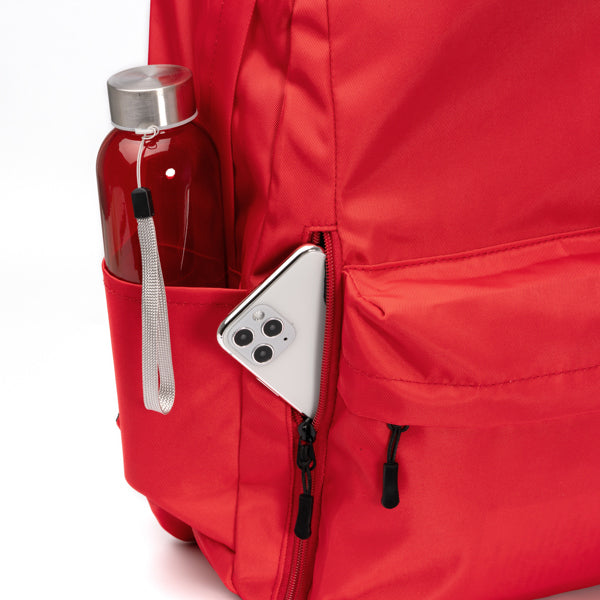 Detalle de la mochila de nylon reciclado con bolsillos tomin en color rojo