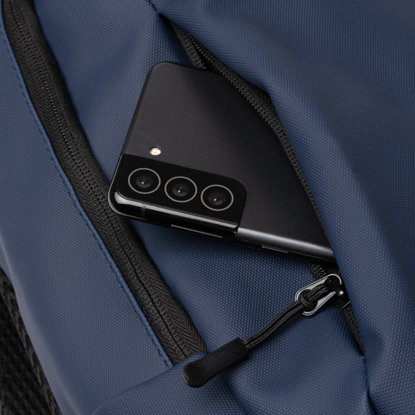 Detalle de la mochila de pu leather con cremallera oculta siox en color marino