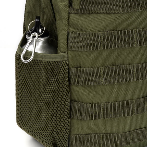 Detalle de la mochila de rpet con bolsillo para portatil bufalo en color verde oscuro