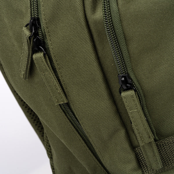 Detalle de la mochila de rpet con bolsillo para portatil bufalo en color verde oscuro