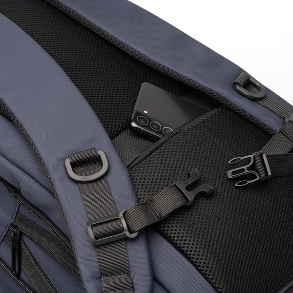 Detalle de la mochila extensible de pu leather oregon en color marino