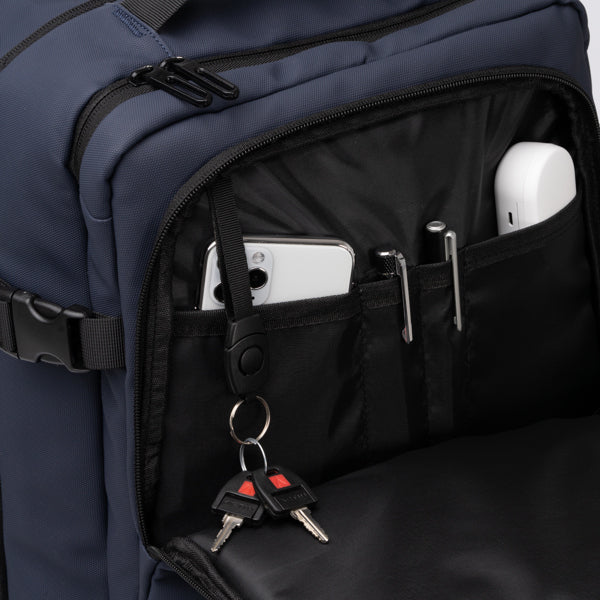 Detalle de la mochila extensible de pu leather oregon en color marino