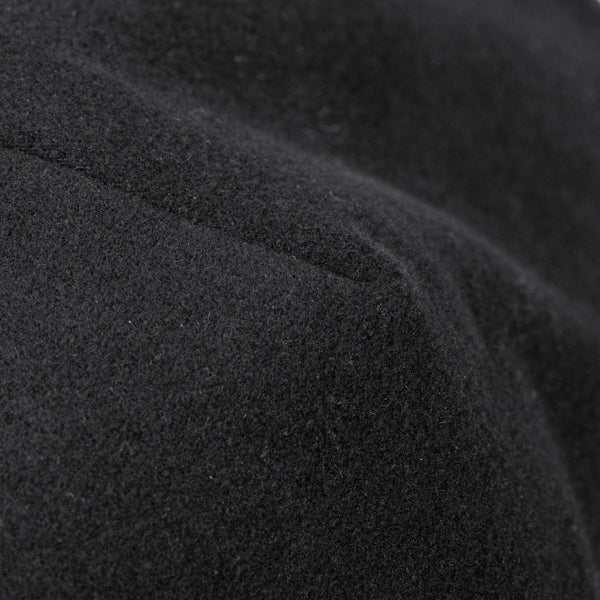 Detalle del gorro deportivo reciclado elastico carson en color negro